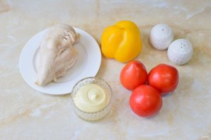 Салат с курицей, перцем и помидорами