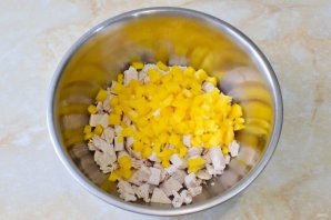 Салат с курицей, перцем и помидорами