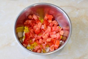 Салат с курицей, перцем и помидорами